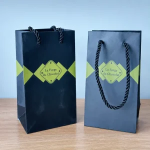 Custom Logo Recycled Materials Black Paper Gift Bags with Handles for Chocolate Box and Holiday Dessert Gift Packaging