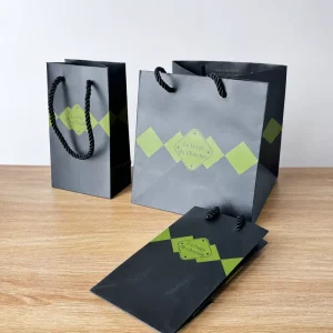 Custom Logo Recycled Materials Black Paper Gift Bags with Handles for Holiday Dessert and Party Favor Retail Packaging
