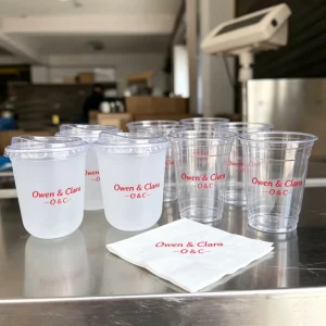 Customized Disposable Round Bottom Clear PET Plastic Iced Coffee Cups U Shaped with Strawless Sip Lids for Cold Drinks Wedding