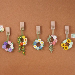 Customized Handmade Crochet Flower Wreath Mini Floral Wall Hanging Pendant for Home Car Bag Decoration