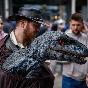 Customized Lightweight Steel Walking Realistic Velociraptor Dinosaur Model Costume Roaring Sound Waterproof Shopping Mall