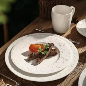 Factory Christmas Decoration Emboss Patterned Porcelain Round Plate Pure White Relief Xmas Ceramic Dinner Plate Set
