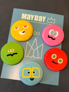 Hot Selling Souvenir Gifts Custom Pillow Soft Fluffy Plush Tinplate Button Badge Full Color Custom Printing Small Lapel Pin
